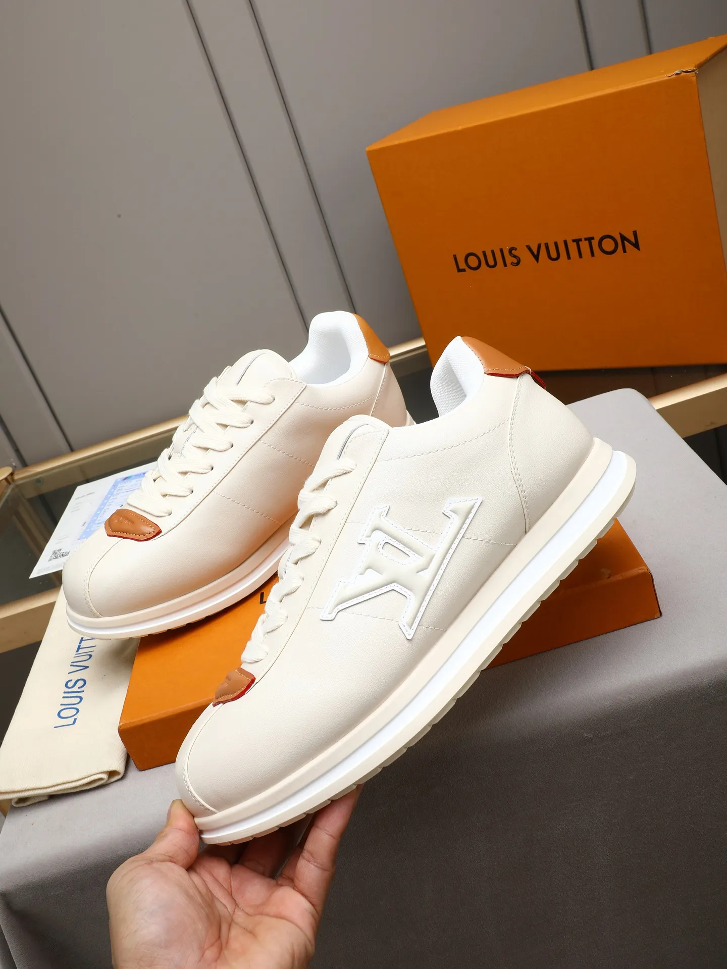 PP560 LV Louis Vuitton L Jialu Brand Runner Tatic Series Thick-soled Casual Sports Shoes Running Shoes Original purchase, development and production This LV Runner Tatic sports shoe combines technical materials such as mesh fabric and ribbons to interpret the inspiration of traditional mountaineering shoes. LV letters are written on one side, the lariat buckle of the quick lacing system is embellished with Monogram flowers and Louis Vuitton logos, and the light and wear-resistant rubber outsole completes the whole. ▪️Fabric: Original imported cowhide + mesh ▪️Inner lining: Original customized breathable mesh ▪️Sole: Original open-molded anti-slip rubber combination material ▪️Size: Men's 38-44 (customized for 45 and 46)